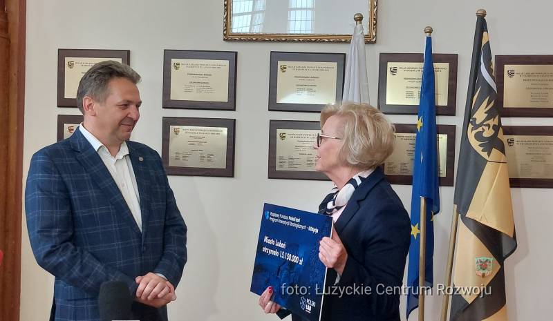 minister Marzena Machałek wręcza symboliczny czek burmistrzowi Lubania
